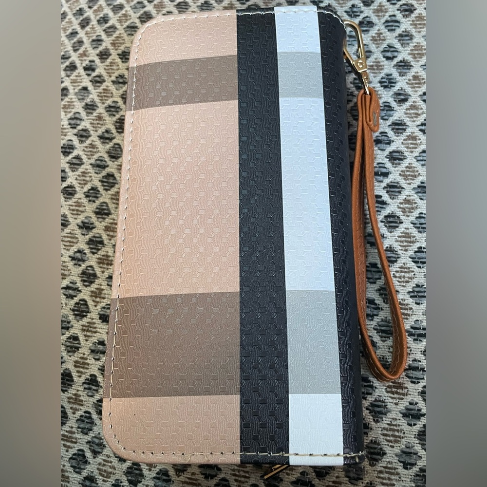 Plate Wristlet Wallet. Vegan. 7.75”x4”